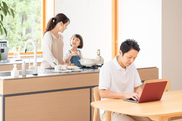 Fototapeta premium 家でテレワークする男性と家族