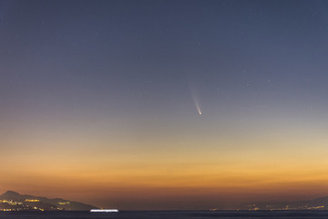 Fototapeta na wymiar L'alba e la cometa Neowise sullo stretto di Messina