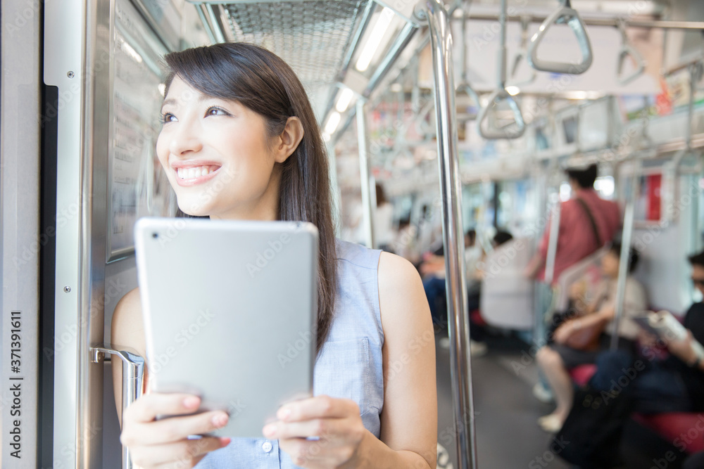 Poster 電車でタブレットＰＣを見る女性