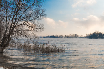 First snow and morning frosts with fog on the USA river