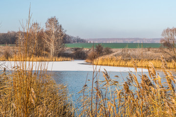 First snow and morning frosts with fog on the USA river
