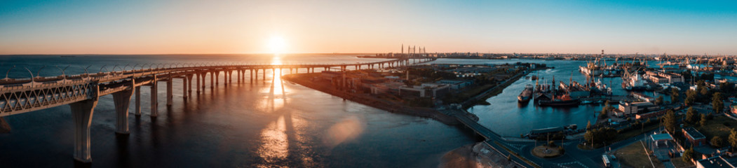 Obraz premium High-speed toll road, highway bypassing the city center St. Petersburg, the central section of the western high-speed section. A beautiful sunset over the Gulf of Finland
