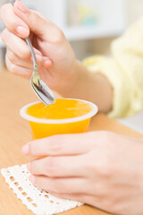 カップゼリーを食べる手元