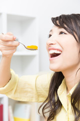 ゼリーを食べる女性