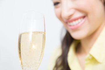 シャンパンを飲む女性