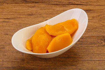 Sweet mango slices in syrop