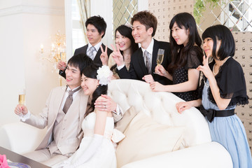 記念撮影をする新郎新婦と友人