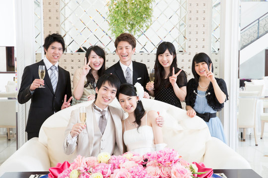 記念撮影をする新郎新婦と友人
