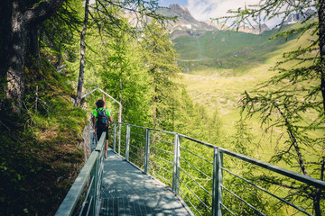 Escursionista cammina in montagna