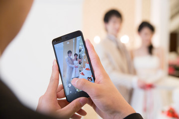 結婚式の写真を撮る女性