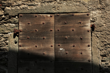 Antica porta in un edificio abbandonato, particolare