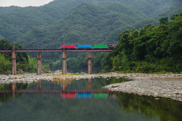 荒川の鉄橋を渡るイベント列車
