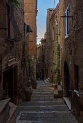 Einsame Straße in der Altstadt von Pitigliano in der Toskana, Italien 
