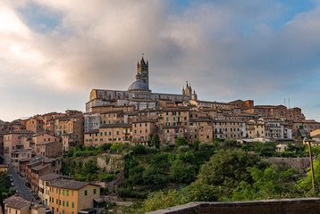 Fototapeta na wymiar Blick auf die Altstadt von Siena in der Toskana, Italien 