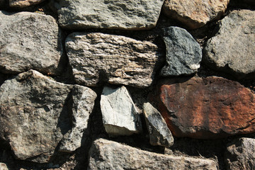 Muretto realizzato in Valle d’Aosta, Italia, con rocce metamorfiche tipiche del luogo, dettagli in primo piano