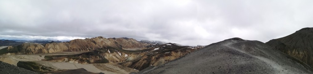 farbige landschaft und panorama geprägt durch vulkanische aktivität bei landmannalaugar island © heibergerwork