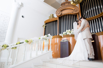 誓いのキスをする新郎新婦