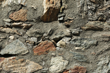 Muretto realizzato in Valle d’Aosta, Italia, con rocce metamorfiche tipiche del luogo, dettagli in primo piano