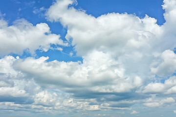 Obraz premium white clouds on blue sky background, abstract seasonal wallpaper, sunny day atmosphere