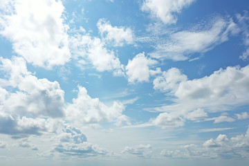 Fototapety  białe chmury na tle błękitnego nieba, abstrakcyjna tapeta sezonowa, atmosfera słonecznego dnia