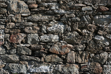 Muretto realizzato in Valle d’Aosta, Italia, con rocce metamorfiche tipiche del luogo, dettagli in primo piano