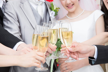 乾杯をする新郎新婦と友人