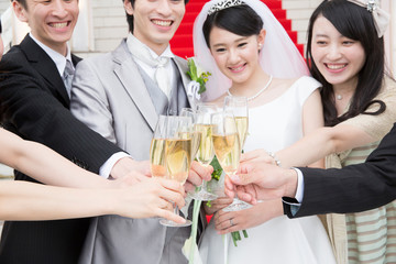 乾杯をする新郎新婦と友人