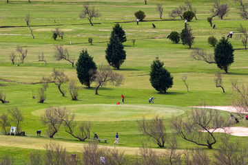 campo de golf con golfistas jugando
