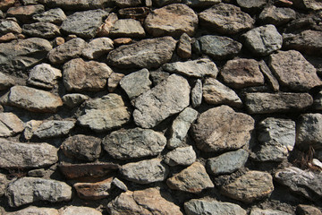 Muretto realizzato in Valle d’Aosta, Italia, con rocce metamorfiche tipiche del luogo, dettagli in primo piano