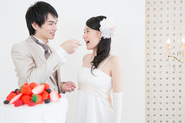 ファーストバイトをする新郎新婦