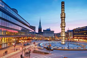 Fotobehang Stockholm Glazen Obelisk op het centrale Sergels Torg-plein in Stockholm