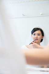 ウェディングメイクする花嫁