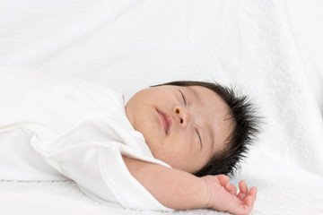 Fototapeta na wymiar 眠っている赤ちゃんの顔を横から撮った写真