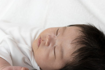 眠っている赤ちゃんの顔を横から撮った写真