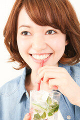 モヒートを飲む女性