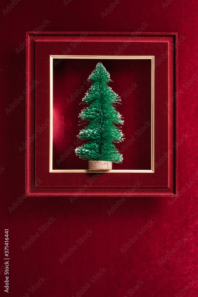 Poster merry christmas and happy new year text and christmas tree in felt photo frame on velvet red felt fa