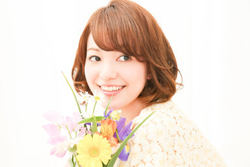 Fototapeta premium 花を持つ女性