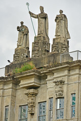 Fototapeta na wymiar University of Santo Tomas main building facade church leaders statue
