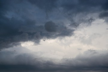 Obraz premium Dramatic gray clouds in the sky. Gray and white cloudy sky