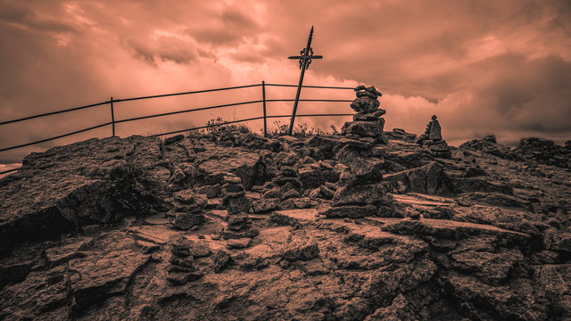 Puy Mary, Auvergne. Les volcans &eacute;teints d'Auvergne avec une imposante couverture nuageuse.