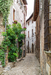 Naklejka premium Sermoneta (Włochy) - Bardzo małe i niesamowite średniowieczne miasteczko na wzgórzu w prowincji Latina w regionie Lazio, całe z kamienia ze słynnym zamkiem Caetani. Tutaj widok na historyczne centrum