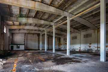 Ancien intérieur de bâtiment industriel abandonné vide cassé