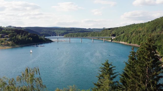 Der Biggesee im Sauerland in einem niedrigen &Uuml;berflug &uuml;bers Wasser in 4k