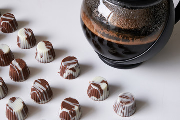 chocolates or bites of white chocolate, milk chocolate and dark chocolate, filled with hazelnut cream, peanut butter and dulce de leche. Accompanied by coffee