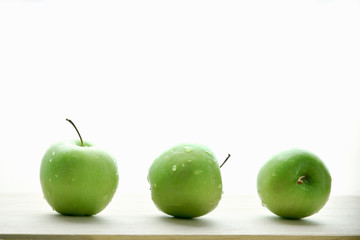 Ripe green apple raw fruit with water drop on wooden table, healthy organic fresh produce
