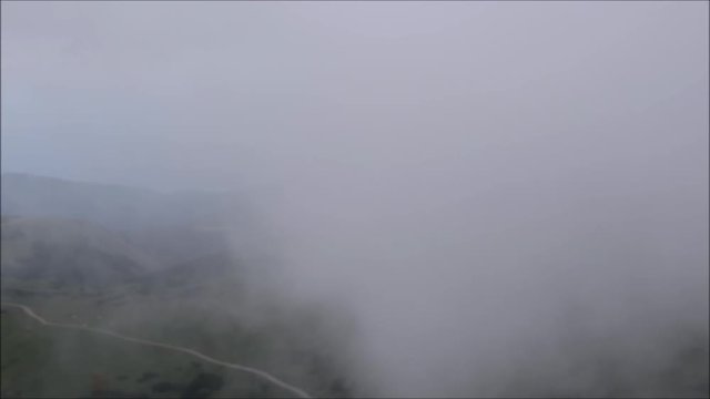 Nebel zieht durch die Berge, Nebel und niedrige Wolken als Gefahr beim Bergwandern und Bergsteigen