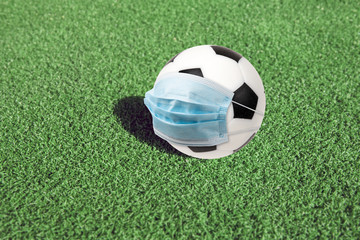 Fußball mit Corona-Schutzmaske