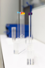 Proben mit Lösung in Glaszylinder