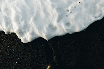 Écume sur sable volcanique