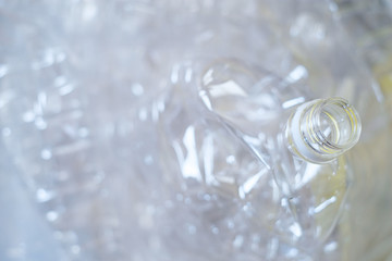 廃棄されたペットボトル